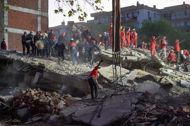 Rescue workers search for survivors in the debris of a collapsed building on Sunday in the Bayrakli district of Izmir, after a powerful earthquake struck Turkey's western coast and parts of Greece (AFP photo)