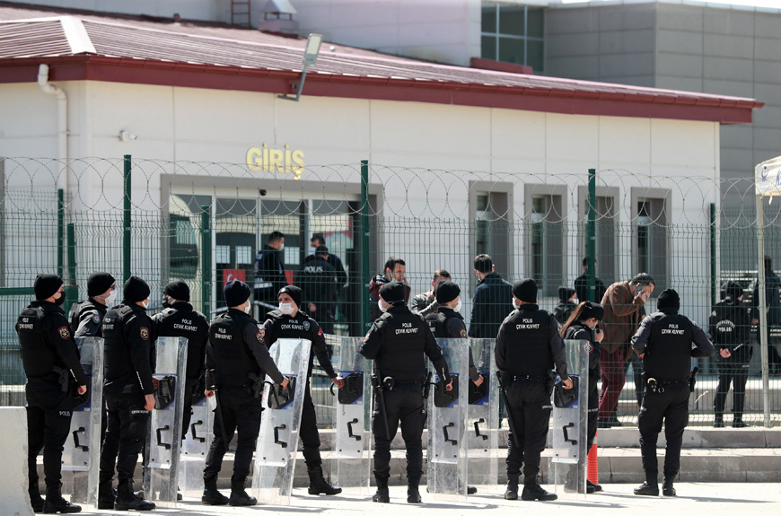 Riot police enter the courthouse of Sincan, outside Ankara, on Wednesday, before the verdict hearing in the trial of 497 defendants over the 2016 failed coup attempt (AFP photo)