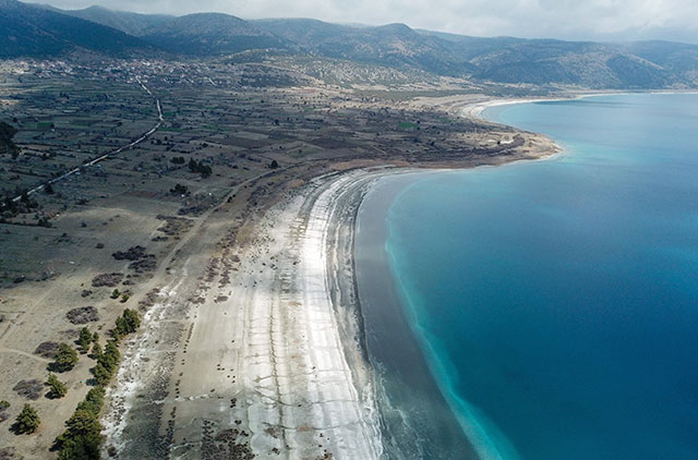 This aerial photo taken April 9shows the shore of the southwestern Turkey Salda Lake, in Burdur province (AFP photo)