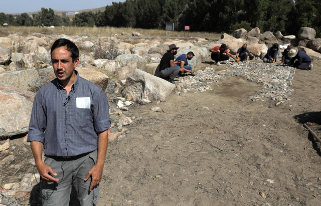Head of the excavations and academic member of Pisa University Anacleto D’agostino gives informations at the site where a 3,500-year-old paving stone was discovered in Buyuk Taslik village, in Sorgun district of Turkey’s Yozgat province, on September 21 (AFP photo)