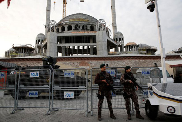 Members of Turkish police special forces stand guard at Taksim Square in central Istanbul, Turkey, on Monday (AFP photo)