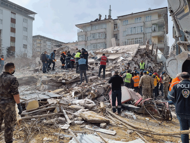 Rescuers carry on search operations among the rubble of collapsed buildings in the Yesilyurt district of Malatya on Monday (AFP photo)