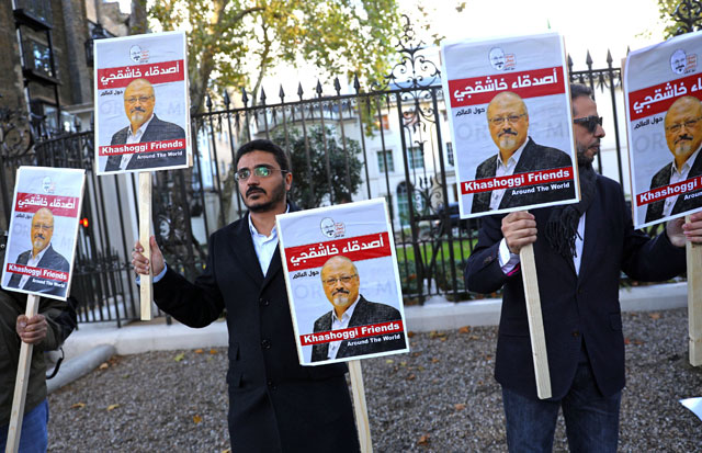 People protest against the killing of journalist Jamal Khashoggi in Turkey outside the Saudi Arabian embassy in London, Britain, on October 26, 2018 (Reuters photo)