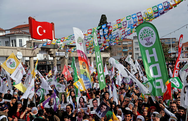 Supporters of pro-Kurdish Peoples' Democratic Party wave party flags during a rally in Istanbul, Turkey, on Sunday (Reuters photo)