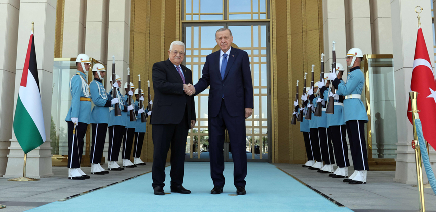 This handout photo provided by the Palestinian Authority's press office on Wednesday shows Palestinian President Mahmoud Abbas  posing for a photo with Turkish President Recep Tayyip Erdogan at the Presidential Complex in Ankara (AFP photo)