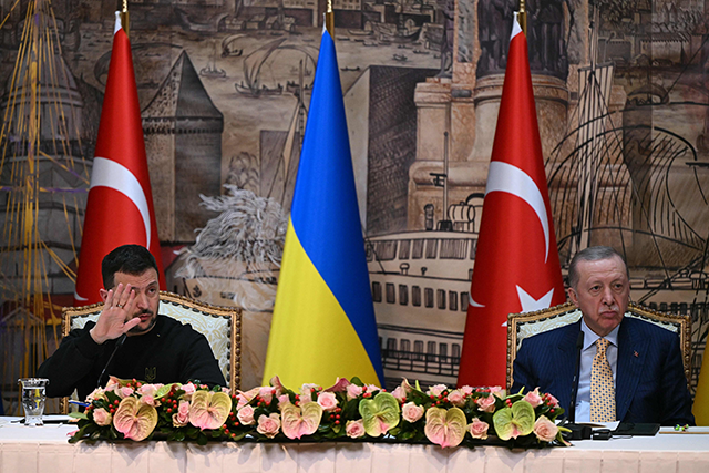 Turkish President Recep Tayyip Erdogan (right) and Ukrainian President Volodymyr Zelensky attend a joint press conference at the Dolmabahce Presidental office in Istanbul on Friday (AFP photo)