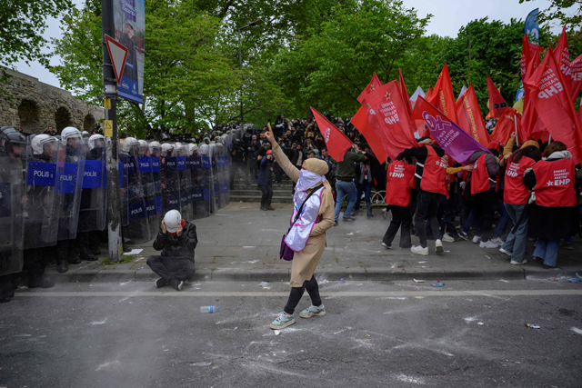 Protesters scuffle with riot police as they attempt to defy a ban and march on Taksim Square during a May Day (Labour Day) rally, marking International Workers’ Day, at the Sarachane Park aqueduct in Istanbul, on Wednesday (AFP photo)