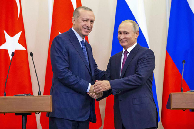 Russian President Vladimir Putin (right) and his Turkish counterpart Recep Tayyip Erdogan shake hands during a news conference following their talks in Sochi, Russia, on September 17, 2018 (Reuters photo)