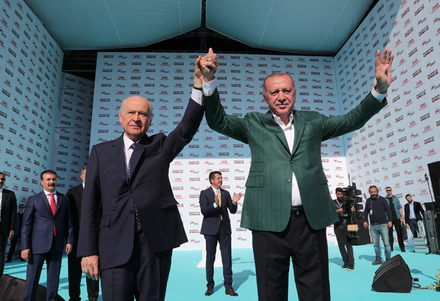Turkish President Recep Tayyip Erdogan and Devlet Bahceli, leader of Nationalist Movement Party, greet their supporters during a rally for the upcoming local elections in Izmir, Turkey, on Sunday (Reuters photo)