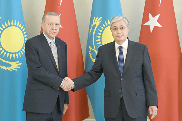 Kazakh President Kassym-Jomart Tokayev (right) shakes hands with Turkey's President Recep Tayyip Erdogan during a meeting in Astana on Wednesday (AFP photo)