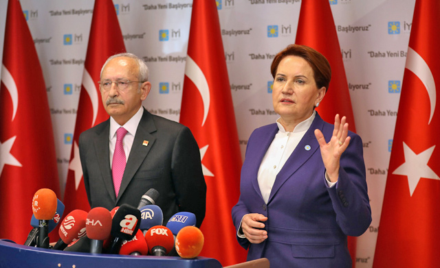 Chairman of the Republican People’s Party Kemal Kilicdaroglu (left) and leader of the IYI Party Meral Aksener hold a press conference after their meeting at IYI Party headquarters in Ankara on Monday  (AFP photo)