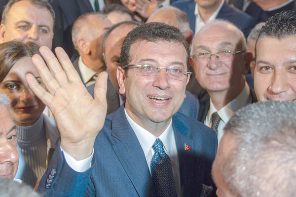 Main opposition Republican People's Party mayoral candidate Ekrem Imamoglu waves to supporters during a press conference in Istanbul on Tuesday (AFP photo)