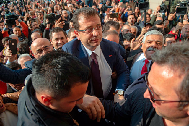 Candidate of main opposition Republican People’s Party for Istanbul mayor Ekrem Imamoglu (centre) arrives to receive his mandate certificate from authorities at the local courthouse in Istanbul on Wednesday (AFP photo)