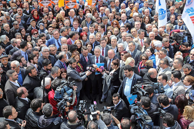 Supporters of the main opposition Republican People’s Party gather to protest against the assault on their leader the day before,in Ankara, Turkey, on Monday (AFP photo)