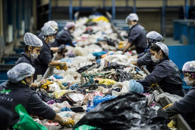Turkish workers eliminate garbage in the recycling centre in Istanbul on November 14. The country of over 80 million people has notoriously bad record on recycling and waste. Activists say this needs to change fast and there are signs, albeit tentative, the authorities are starting to understand the need to change the public's profligate habits (AFP photo)