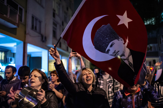 Supporters of Istanbul Mayor Ekrem Imamoglu shout anti-government slogans as they take part in a protest against the rerun of Istanbul mayoral election in Istanbul on Monday (AFP photo)