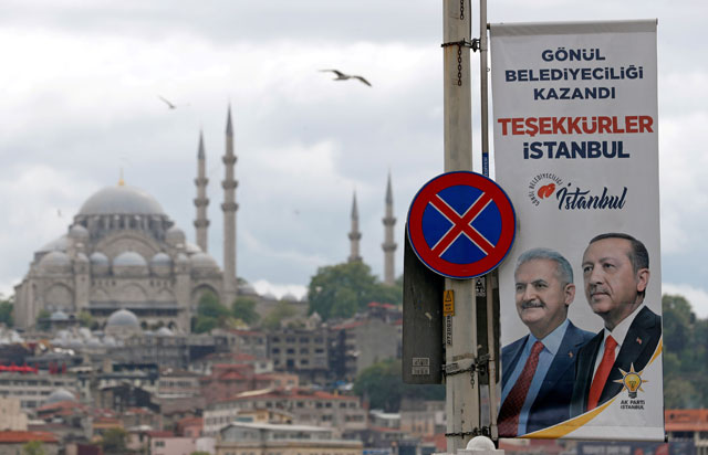   An election banner with the photos of Turkish President Recep Tayyip Erdogan and AK Party mayoral candidate Binali Yildirim is seen over the Galata Bridge in Istanbul, Turkey, on Tuesday (Reuters photo)