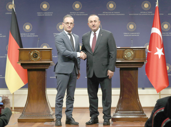 Turkish Foreign Affairs Minister Mevlut Cavusoglu (right) and his German counterpart Heiko Maas pose before a joint press conference after their meeting at the Turkish foreign ministry in Ankara, Turkey, on Saturday (AFP photo)