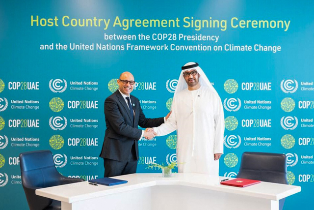 A handout image provided by the United Arab Emirates News Agency shows the UAE’s Minister of Industry and Advanced Technology and COP28 President-Designate Sultan Bin Ahmed Al Jaber and the United Nations Framework Convention on Climate Change Executive Secretary Simon Stiell during a signing ceremony of the Host Country Agreement in Abu Dhabi on Tuesday (AFP photo)