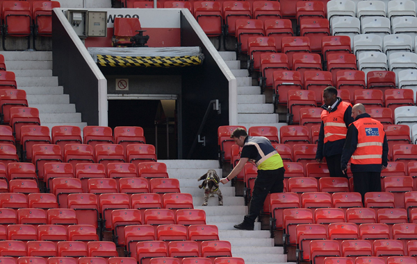 A sniffer dog searches the stands after fans evacuated Old Trafford stadium in Manchester, north west England, on Sunday (AFP photo)
