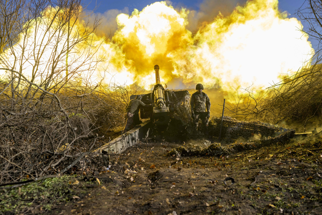 A Ukrainian soldier of an artillery unit fires towards Russian positions outside Bakhmut on November 8, 2022, amid the Russian military operations in Ukraine (AFP photo)