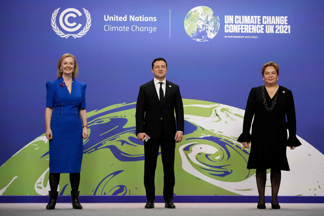 Britain's Foreign Secretary Liz Truss (left) and United Nations Framework Convention on Climate Change, Mexican politician Patricia Espinosa greet Ukraine's President Volodymyr Zelensky (centre) as they arrive to attend the COP26 UN Climate Change Conference in Glasgow, on Monday (AFP photo)