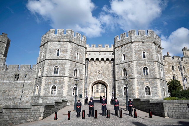 Staff stand on duty outside Windsor Castle on Sunday, following the death of Queen Elizabeth II  (AFP photo)