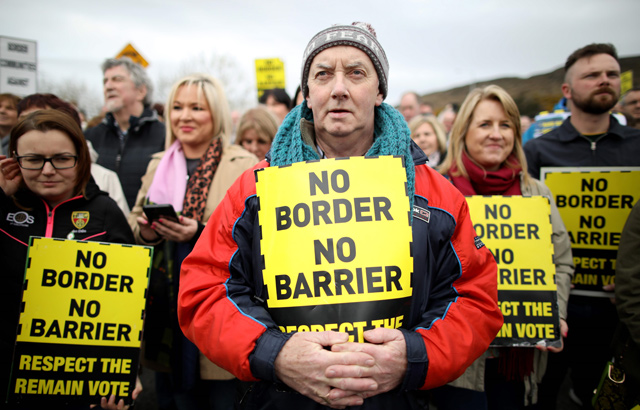 In this file photo taken on March 30, protesters against any border between Ireland and Northern Ireland because of Brexit hold placards at the Carrickcarnan border between Newry in Northern Ireland and Dundalk in the Irish Republic  (AFP photo)