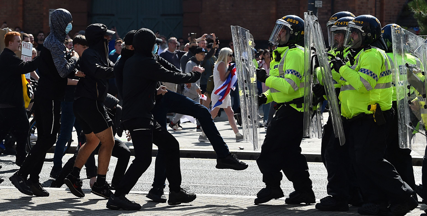 Police officers face protesters outside the Liver Building in Liverpool on Saturday during the 'Enough is Enough' demonstration held in reaction to the fatal stabbings in Southport on July 29 (AFP photo)