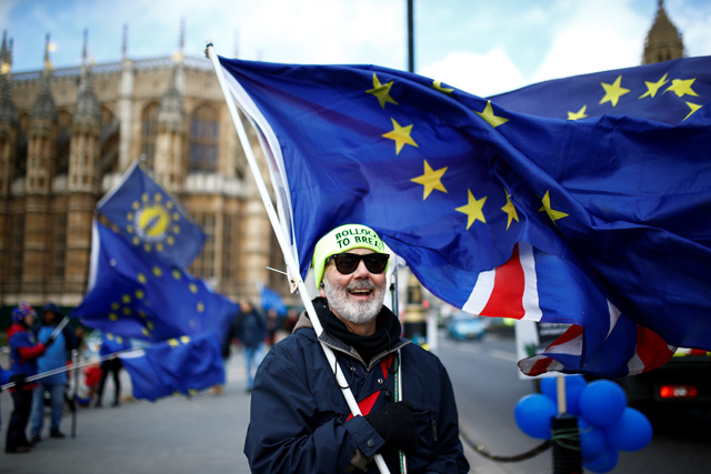 Anti-Brexit protestors stand outside the Houses of Parliament in London, Britain, on Thursday (Reuters photo)