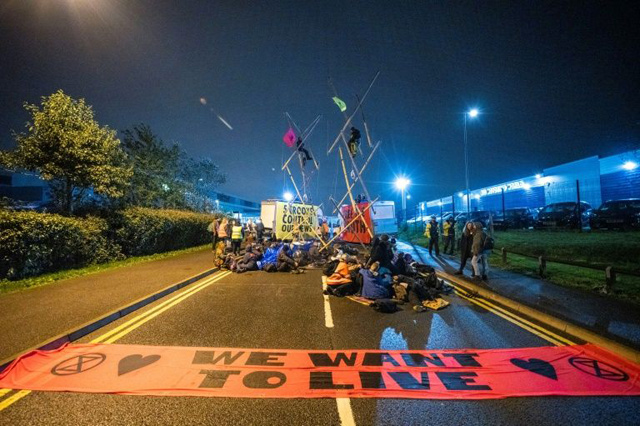 Extinction Rebellion activists disrupt newspaper distribution, claiming the big groups do not report fairly on climate changese the failure of these corporations to accurately report on climate change and what should be done to halt it (AFP photo)