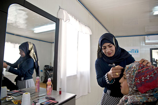 Intesar Hassan, 20, a Syrian refugee woman, learned to be a hairdresser through a workshop at an Oasis Centre for Resilience and Empowerment of Women and Girls in the Azraq refugee camp (Photo courtesy of UN Women)