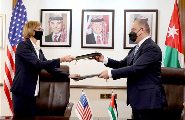 Minister of Planning and International Cooperation Nasser Shraideh and USAID Mission Director Sherry F. Carlin during a signing ceremony of grant agreement between Jordan and the US on Saturday (Photo courtesy of Planning Ministry)