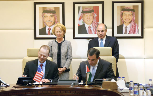 Prime Minister Hani Mulki and US Ambassador in Amman Alice G. Wells attend the signing of four US grant deals with Jordan in Amman (Photo courtesy of Ministry of Planning and International Cooperation)