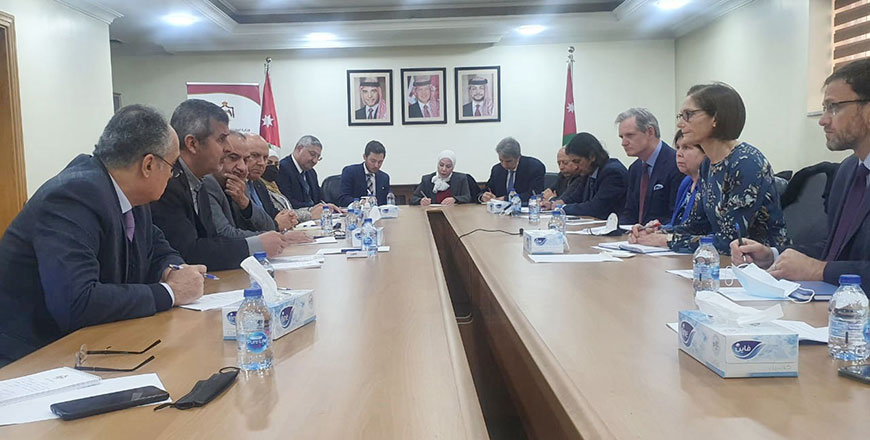Minister of Energy and Mineral Resources Saleh Kharabsheh and USAID Mission Director Sherry F. Carlin during a meeting on Saturday (Petra photo)