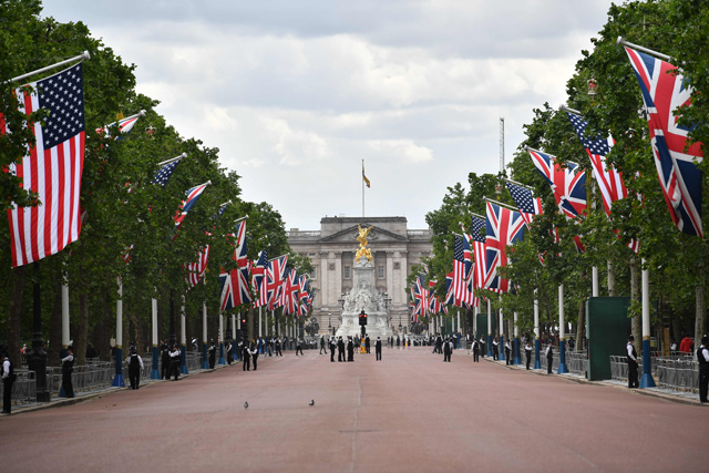 In this file photo taken on June 3, 2019 US and Union flags line the Mall leading to Buckingham Palace in central London, with police securing the area on the first day of the US president and first lady's three-day state visit to the UK (AFP photo)
