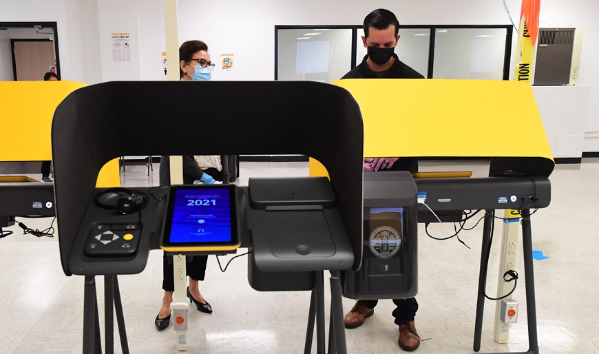 A voter is assisted as he casts his ballot at the Los Angeles County Registrar’s Office in Norwalk, California, on Tuesday in the recall election of California Governor Gavin Newsom (AFP photo)