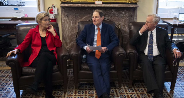 From left to right: Sen. Elizabeth Warren (D-MA), Sen. Ron Wyden (D-OR) and Sen. Angus King (I-ME) speak to reporters about a corporate minimum tax plan at the US Capitol in Washington, DC, on Tuesday (AFP photo)