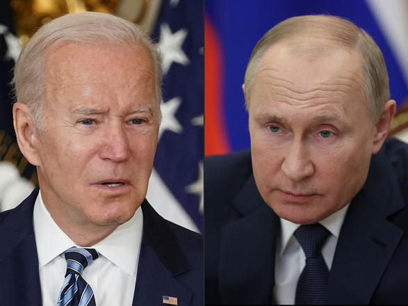 This combination of file photos created on December 6 shows US President Joe Biden during a signing ceremony at the White House in Washington, DC, on November 18; and Russian President Vladimir Putin in a congress of the United Russia Party in Moscow, on December 4 (AFP photo)