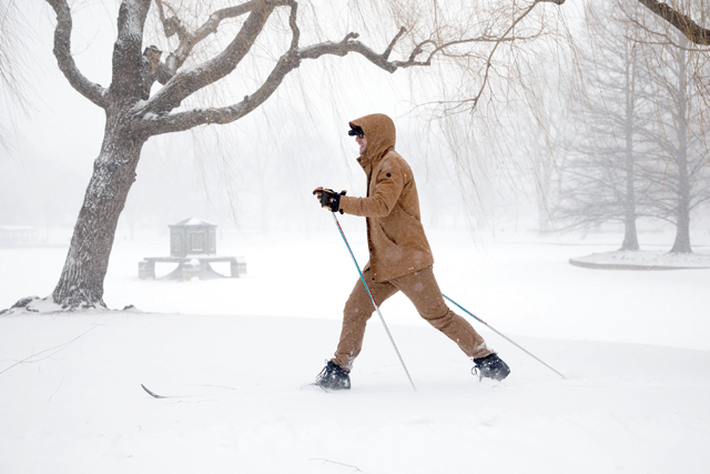 A man cross country skis through the Boston Common during near white-out conditions as Winter Storm Kenan bears down on Saturday in Boston, Massachusetts (AFP photo)