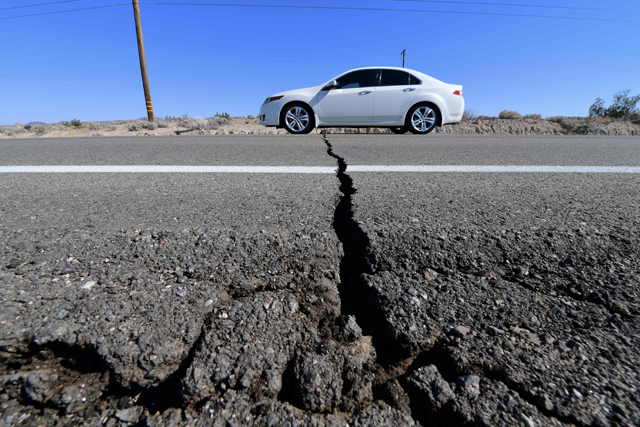 A car drives past a crack in the road on Highway 178, south of Trona, after a 6.4-magnitude earthquake hit in Ridgecrest, California, on Thursday (AFP photo)