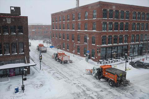 Plow trucks move through downtown streets as Winter storm Gerri arrived in Iowa four days before the caucuses on Friday in Des Moines, Iowa (AFP photo)