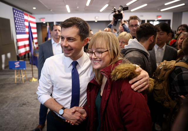 Democratic presidential candidate former South Bend, Indiana Mayor Pete Buttigieg greets members of the audience after speaking at a Meet Pete campaign event at Plymouth State University on Monday in Plymouth, New Hampshire (AFP photo)