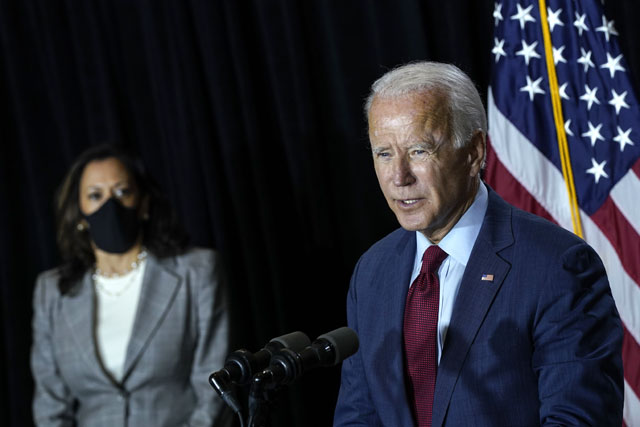Presumptive Democratic vice presidential nominee, US Senator Kamala Harris listens as presumptive Democratic presidential nominee former vice president Joe Biden speaks following a coronavirus briefing with health experts at the Hotel DuPont on Thursday in Wilmington, Delaware (AFP photo)