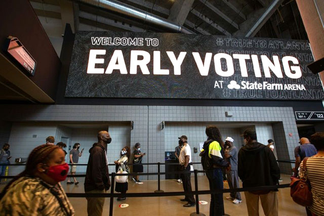Voters line up inside of State Farm Arena, Georgia's largest early voting location (AFP photo)