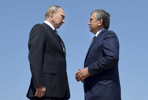 Uzbekistan’s Prime Minister Shavkat Mirziyoyev (right) speaks with Russian President Vladimir Putin at a cemetery in Samarkand, Uzbekistan, on Tuesday (AP photo)