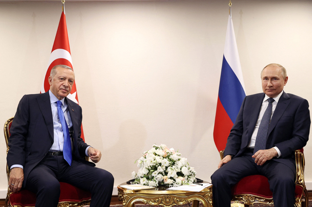This handout photo taken and released on Tuesday shows Turkish President Recep Tayyip Erdogan talking with Russian President Vladimir Putin during a meeting as part of the Astana Trilateral Summit at the Tehran International Conference Hall in Tehran (AFP photo)