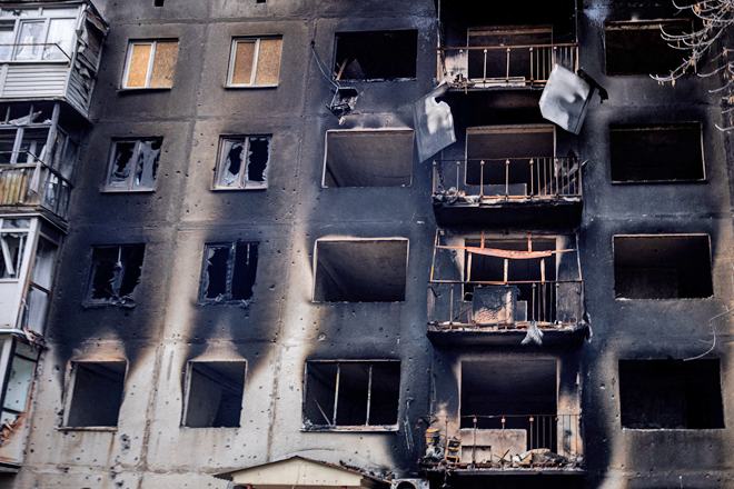 This photograph taken on Sunday, shows a view of a burnt residental building after shelling in the frontline town of Bakhmut, in eastern Ukraine's Donetsk region, amid Russia's invasion of Ukraine (AFP photo)