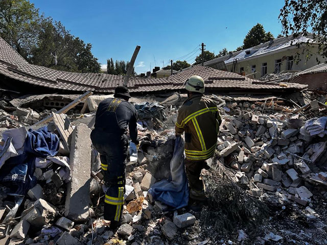 This handout photograph taken and released by Ukrainian Emergency Service on Wednesday shows rescuers clearing the rubble of a hotel building partially destroyed as a result of the missile strike to Bakhmut, Donetsk region, amid the Russian invasion of Ukraine (AFP photo)