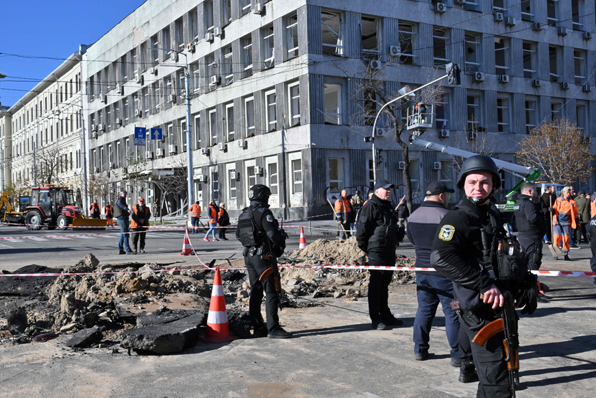 Police forces secure the area around a rocket crater in central Kyiv on Monday after Ukraine's capital was hit by multiple Russian strikes, the first since late June (AFP photo)